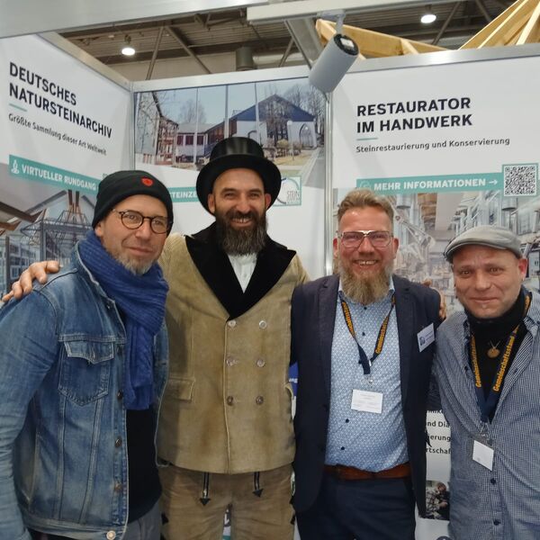 Links: Nick Steinmetz, Unternehmer 2. v. links: Lars Rohrwacher, Unternehmer Thomas Laubscher, Geschäftsleiter EFBZ Rechts: Matthias Hofmann, Ausbilder am EFBZ