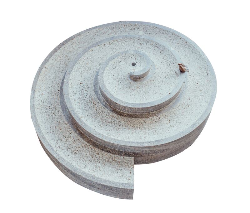 Niko-Haas-Wasserspiel-für-einen-Garten-Kirchheimer-Muschelkalk